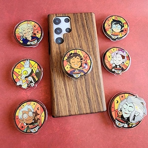 Puede incluir: Un conjunto de 8 popsockets coloridos para teléfono con personajes de la serie animada The Owl House. Cada popsocket presenta un personaje diferente y un diseño único. Los popsockets son perfectos para agregar un toque de personalidad a tu teléfono.