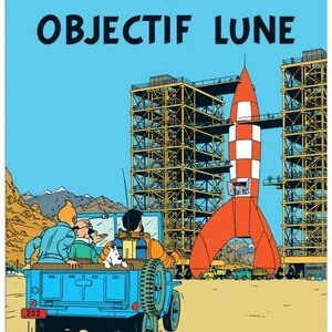 Puede incluir: Un jeep azul con tres personas y un perro blanco dentro conduce hacia un cohete rojo y blanco en una plataforma de lanzamiento. El cohete está parcialmente ensamblado y está rodeado de andamios. El texto "OBJECTIF LUNE" está escrito en letras negras sobre un fondo azul.