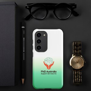 Puede incluir: Una funda de teléfono blanca con un fondo degradado verde y blanco. La funda presenta un logotipo con un cerebro en dos manos y el texto "FND Australia Support Services Inc."