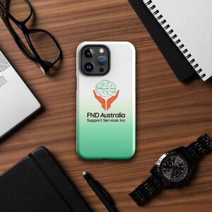 Puede incluir: Una funda blanca para iPhone con un diseño degradado verde y blanco. La funda presenta un logotipo con un cerebro dentro de dos manos y el texto "FND Australia Support Services Inc."