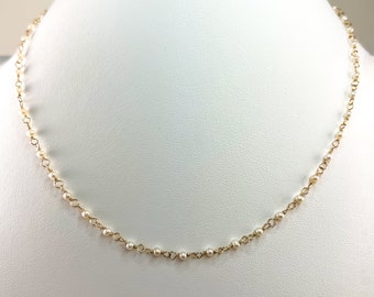 Ręcznie wykonany naszyjnik z białych pereł słodkowodnych o średnicy 3 mm.