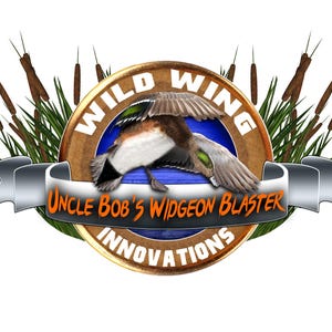 K&ouml;nnte beinhalten: Ein Logo mit einer fliegenden Ente mit ausgebreiteten Fl&uuml;geln, vor dem Hintergrund von Schilf und gr&uuml;nem Laub. Das Logo enth&auml;lt den Text "WILD WING" in Wei&szlig; und "UNCLE BOB'S WIDGEON BLASTER INNOVATIONS" in Orange.