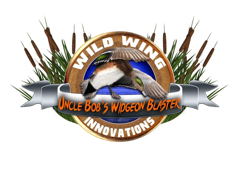 K&ouml;nnte beinhalten: Ein Logo mit einer fliegenden Ente mit ausgebreiteten Fl&uuml;geln, vor dem Hintergrund von Schilf und gr&uuml;nem Laub. Das Logo enth&auml;lt den Text "WILD WING" in Wei&szlig; und "UNCLE BOB'S WIDGEON BLASTER INNOVATIONS" in Orange.