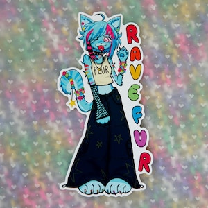 Puede incluir: Una criatura peluda azul y rosa con un collar de arcoíris y una camiseta blanca que dice "PEUR" lleva pantalones negros con estrellas. La criatura está levantando un signo de paz. La palabra "RAVEFUR" está escrita en colores arcoíris a la derecha de la criatura.