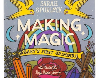 Puede incluir: Un libro cuadrado titulado "MAKING MAGIC BABY'S FIRST GRIMOIRE" con un fondo azul claro. La portada presenta un arcoíris, pájaros amarillos e ilustraciones de cristales y una rosa. La autora es Sarah Spurlock y la ilustradora es Rozy Prima-Johnson.