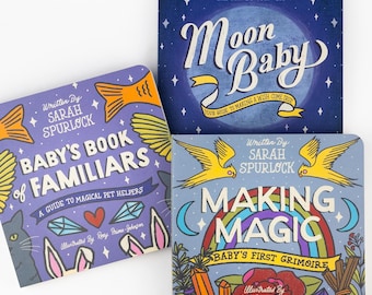 Puede incluir: Tres libros infantiles ilustrados con títulos como "Baby's Book of Familiars", "Moon Baby" y "Making Magic". Los libros presentan ilustraciones de colas de pez, gatos, arcoíris y estrellas. El nombre de la autora, Sarah Spurlock, es visible en cada libro.