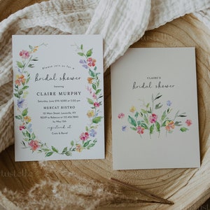 Puede incluir: Dos tarjetas blancas con dise&ntilde;os florales y texto. La tarjeta superior dice "Por favor, &uacute;nase a nosotros para una despedida de soltera en honor a Claire Murphy" y la tarjeta inferior dice "Despedida de soltera de Claire".