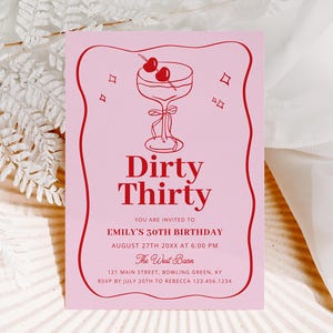 Puede incluir: Tarjeta de invitaci&oacute;n rosa con texto rojo e ilustraci&oacute;n de c&oacute;ctel. El texto dice "Dirty Thirty" e incluye detalles para el 30 cumplea&ntilde;os de Emily, incluyendo la fecha, hora y lugar. La tarjeta est&aacute; decorada con un borde rojo y un gr&aacute;fico de c&oacute;ctel.