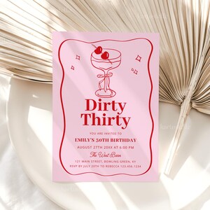 Puede incluir: Invitaci&oacute;n de cumplea&ntilde;os rosa con texto rojo e ilustraci&oacute;n de c&oacute;ctel. La invitaci&oacute;n dice "Dirty Thirty" e incluye detalles del evento: el 30 cumplea&ntilde;os de Emily, el 27 de agosto, 18:00 y la informaci&oacute;n de RSVP.