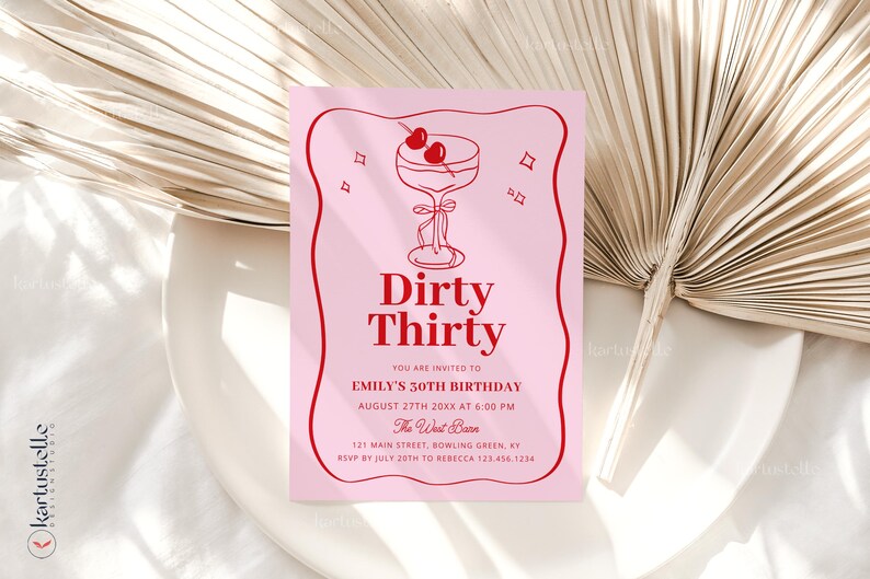 Puede incluir: Invitaci&oacute;n de cumplea&ntilde;os rosa con texto rojo e ilustraci&oacute;n de c&oacute;ctel. La invitaci&oacute;n dice "Dirty Thirty" e incluye detalles del evento: el 30 cumplea&ntilde;os de Emily, el 27 de agosto, 18:00 y la informaci&oacute;n de RSVP.