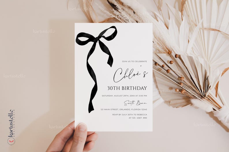 K&ouml;nnte beinhalten: Eine wei&szlig;e Geburtstagseinladungskarte mit einem schwarzen Schleifendesign und dem Text "Chloe's 30. Geburtstag". Die Karte enth&auml;lt Veranstaltungsdetails. Die Einladung wird von einer Hand gehalten.