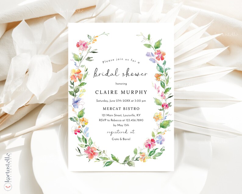 Puede incluir: Una corona de flores de acuarela rodea una invitaci&oacute;n a una despedida de soltera para Claire Murphy. La invitaci&oacute;n incluye la fecha, la hora, el lugar y la informaci&oacute;n de RSVP. El texto dice "Por favor, &uacute;nase a nosotros para una despedida de soltera en honor a Claire Murphy, s&aacute;bado 27 de junio de 20XX a las 3:00 pm, Mercat Bistro, 121 Main Street, Louisville, KY, RSVP a Rebecca al 123.456.7890 antes del 15 de mayo, registrado en Crate & Barrel."