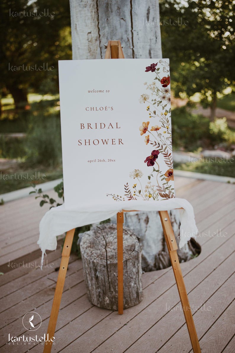 Może przedstawiać: Biały znak z kwiatowym wzorem i tekstem "Witamy na Bridal Shower Chloe 26 kwietnia 20xx" wyświetlonym na sztaludze.