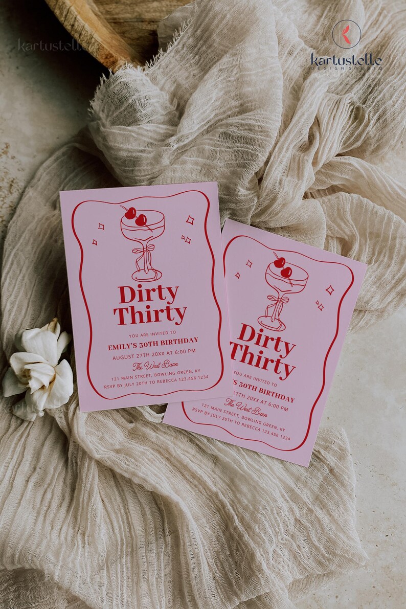Puede incluir: Dos invitaciones rosas de cumplea&ntilde;os "Dirty Thirty" con una ilustraci&oacute;n de c&oacute;ctel rojo. Las invitaciones incluyen detalles del evento como la fecha, hora y lugar. El dise&ntilde;o tiene un borde rojo.