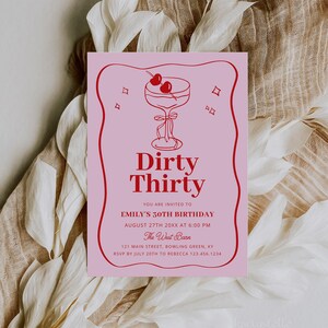 Puede incluir: Una invitaci&oacute;n de cumplea&ntilde;os rosa con texto rojo y una ilustraci&oacute;n de c&oacute;ctel. La invitaci&oacute;n dice "Dirty Thirty" e incluye detalles del evento para la celebraci&oacute;n del 30 cumplea&ntilde;os de Emily.