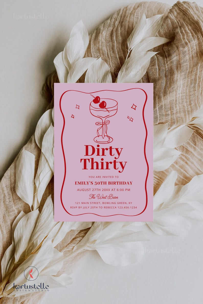Puede incluir: Una invitaci&oacute;n de cumplea&ntilde;os rosa con texto rojo y una ilustraci&oacute;n de c&oacute;ctel. La invitaci&oacute;n dice "Dirty Thirty" e incluye detalles del evento para la celebraci&oacute;n del 30 cumplea&ntilde;os de Emily.