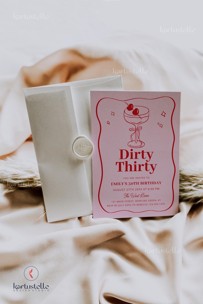 Puede incluir: Una invitaci&oacute;n rosa con una ilustraci&oacute;n de c&oacute;ctel y el texto "Dirty Thirty" para el 30 cumplea&ntilde;os de Emily. Incluye un sobre con un sello de cera. La invitaci&oacute;n est&aacute; sobre una tela color crema.