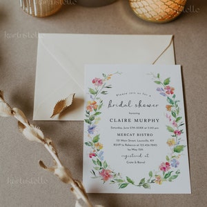 Puede incluir: Una invitaci&oacute;n de ducha nupcial blanca con un borde de corona floral de acuarela. La invitaci&oacute;n presenta el texto "Por favor, &uacute;nase a nosotros para una ducha nupcial en honor a Claire Murphy" y los detalles del evento, incluida la fecha, la hora, la ubicaci&oacute;n, la informaci&oacute;n de RSVP y los detalles del registro.