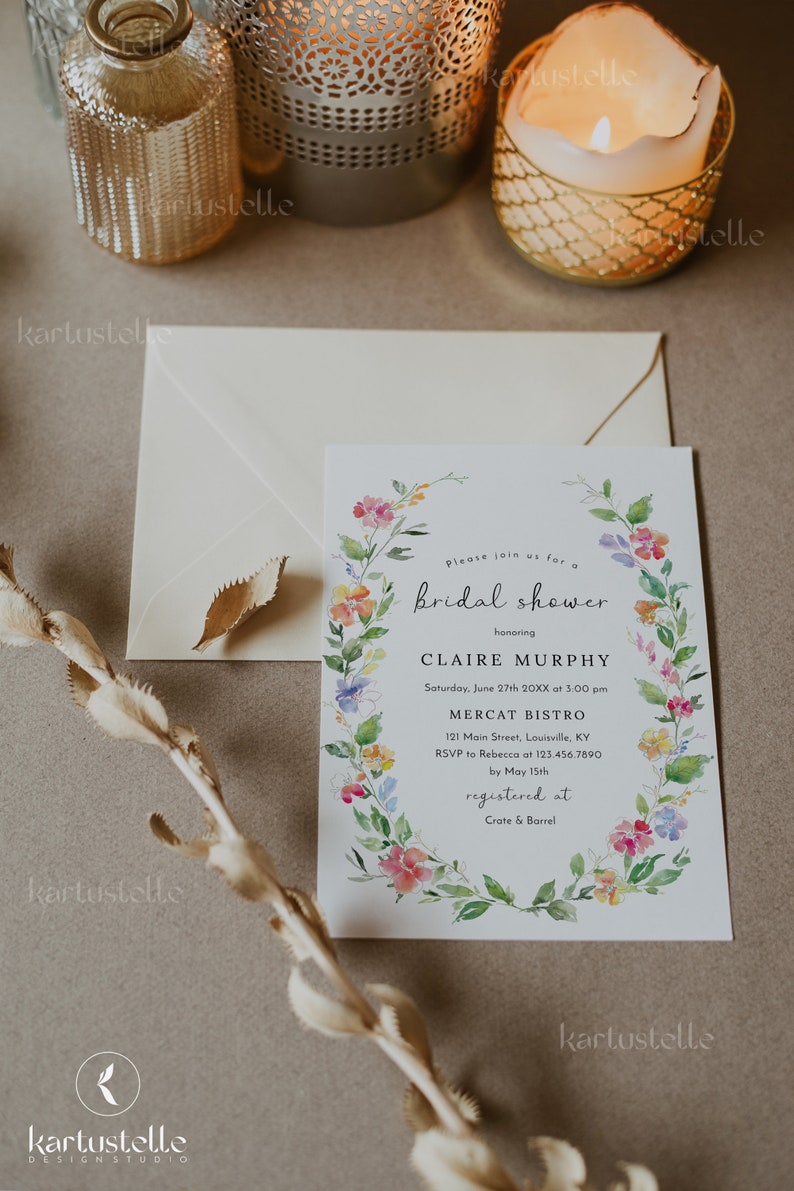 Puede incluir: Una invitaci&oacute;n de ducha nupcial blanca con un borde de corona floral de acuarela. La invitaci&oacute;n presenta el texto "Por favor, &uacute;nase a nosotros para una ducha nupcial en honor a Claire Murphy" y los detalles del evento, incluida la fecha, la hora, la ubicaci&oacute;n, la informaci&oacute;n de RSVP y los detalles del registro.