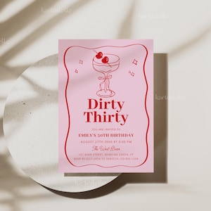Puede incluir: Tarjeta de invitaci&oacute;n rosa con texto rojo e ilustraci&oacute;n de c&oacute;ctel. El texto dice "Dirty Thirty" e incluye detalles del evento para el 30 cumplea&ntilde;os de Emily. La tarjeta est&aacute; sobre una superficie blanca con sombras.