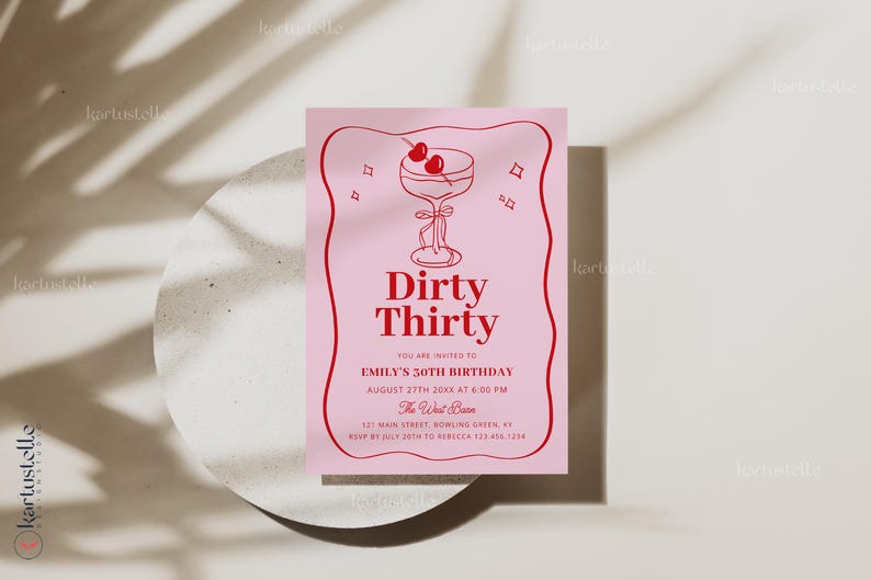 Puede incluir: Tarjeta de invitaci&oacute;n rosa con texto rojo e ilustraci&oacute;n de c&oacute;ctel. El texto dice "Dirty Thirty" e incluye detalles del evento para el 30 cumplea&ntilde;os de Emily. La tarjeta est&aacute; sobre una superficie blanca con sombras.