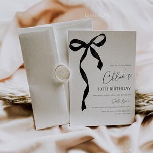 K&ouml;nnte beinhalten: Eine Geburtstagseinladung mit einem schwarzen Schleifendesign. Die Einladung enth&auml;lt den Text "Chloe's 30th Birthday" und Veranstaltungsdetails. Ein Umschlag und ein Wachssiegel sind ebenfalls sichtbar.