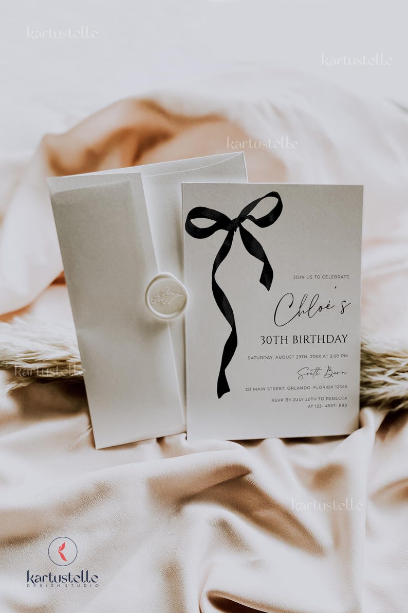 K&ouml;nnte beinhalten: Eine Geburtstagseinladung mit einem schwarzen Schleifendesign. Die Einladung enth&auml;lt den Text "Chloe's 30th Birthday" und Veranstaltungsdetails. Ein Umschlag und ein Wachssiegel sind ebenfalls sichtbar.