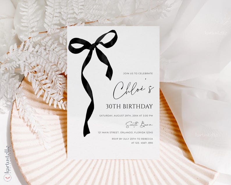 K&ouml;nnte beinhalten: Eine wei&szlig;e Einladungskarte mit einer schwarzen Schleifenillustration. Der Text lautet "Chloe's 30. Geburtstag" mit Veranstaltungsdetails. Die Karte befindet sich vor einem neutralen Hintergrund mit dekorativen Elementen.
