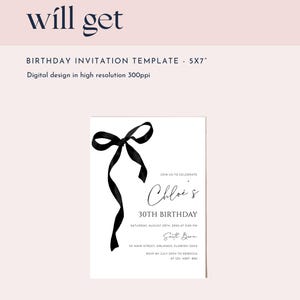 K&ouml;nnte beinhalten: Geburtstagseinladungsvorlage, 5x7 Zoll, mit einer schwarzen Schleifenillustration. Die Einladung lautet "Chloe's 30. Geburtstag" mit Veranstaltungsdetails. Das Design ist digital und hochaufl&ouml;send.