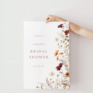 Może przedstawiać: Biały znak na przyjęcie przedślubne z kwiatową ramką. Na znaku widnieje napis "Witamy na Bridal Shower Chloe, 26 kwietnia 20xx".