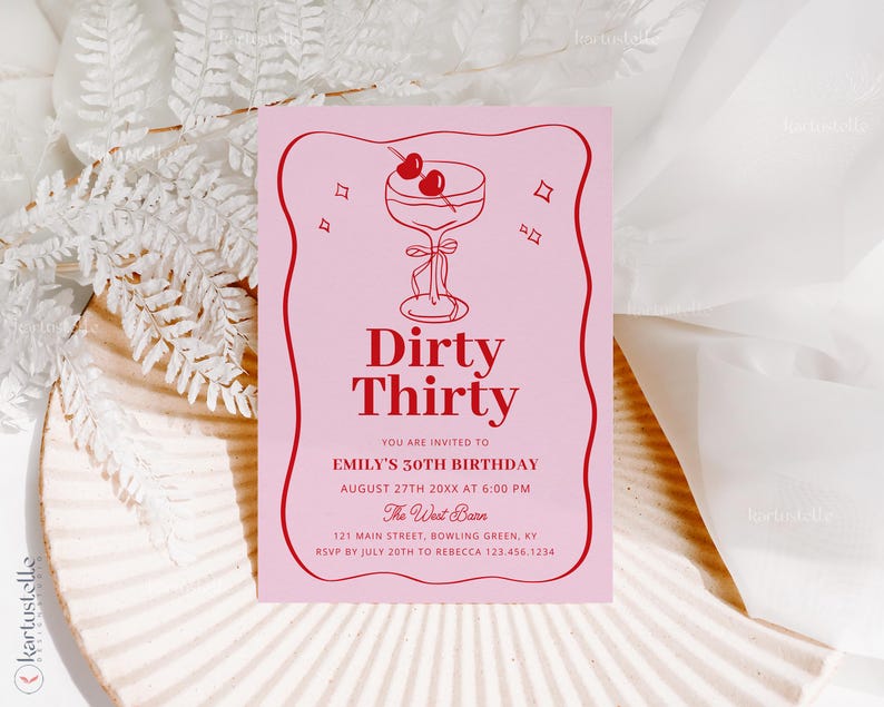 Puede incluir: Tarjeta de invitaci&oacute;n rosa con texto rojo e ilustraci&oacute;n de c&oacute;ctel. El texto dice "Dirty Thirty" e incluye detalles para el 30 cumplea&ntilde;os de Emily, incluyendo la fecha, hora y lugar. La tarjeta est&aacute; decorada con un borde rojo y un gr&aacute;fico de c&oacute;ctel.
