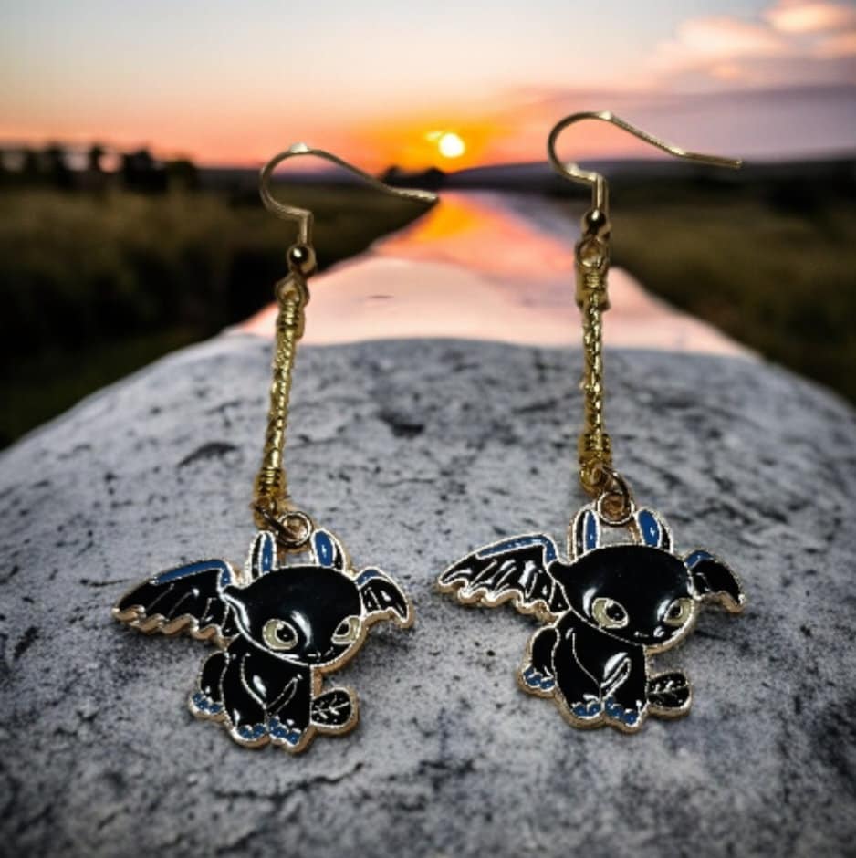 Toothless gold drop earrings