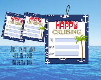 Puede incluir: Colgador de puerta de crucero imprimible con un patrón náutico azul y blanco. El texto "Happy Cruising" está en rojo y amarillo. Hay líneas en blanco para "Para", "De", y "Habitación".