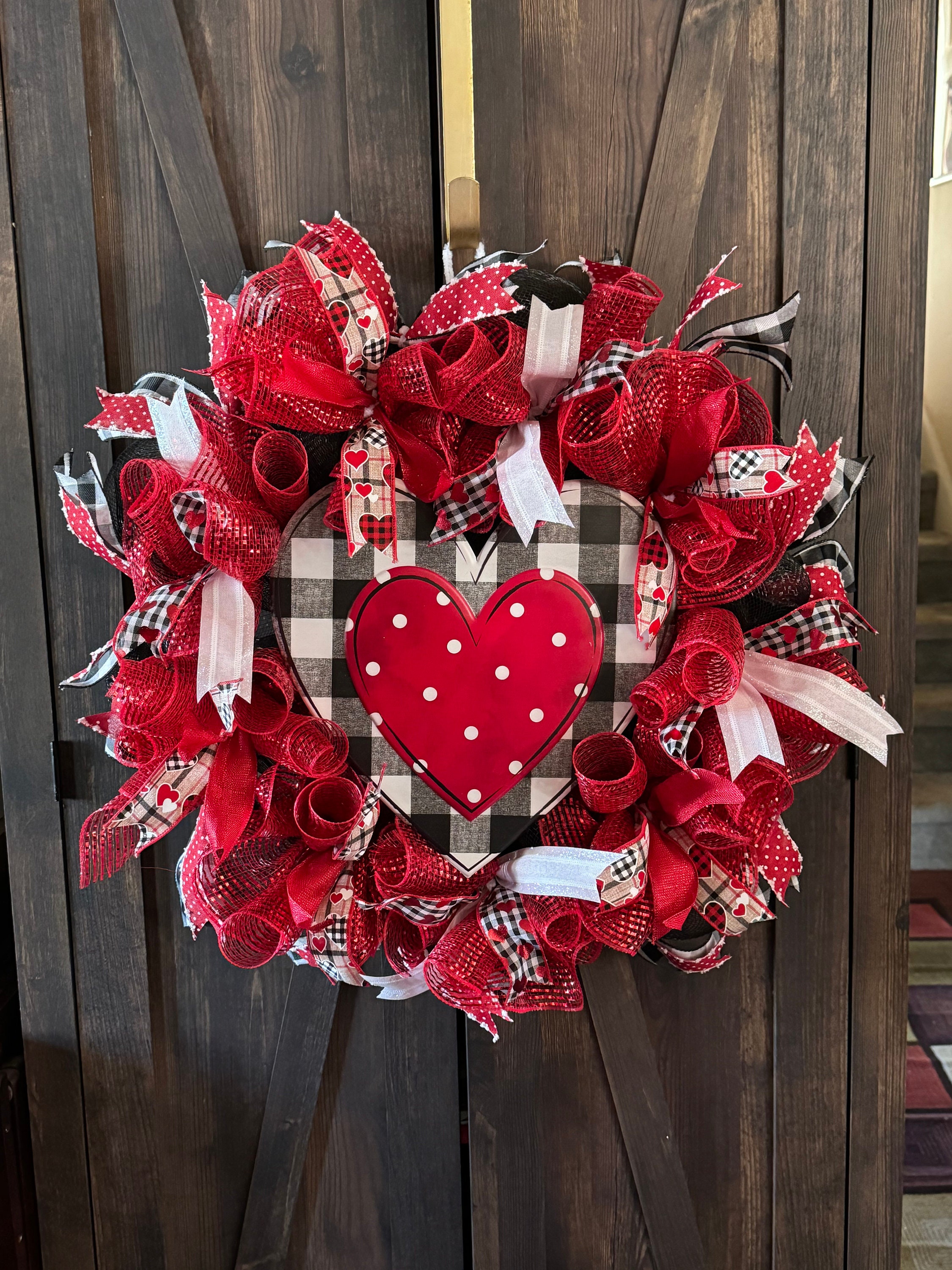 Farmhouse Valentine's Day Black and White Buffalo Plaid Wreath with Ga –  Beth and Company