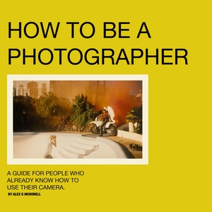 以下が含まれることがあります： 黄色い背景に黒い文字で「How to Be a Photographer」というタイトルが書かれた本の表紙。表紙には、オートバイに乗っている人を撮影している人の写真が掲載されている。