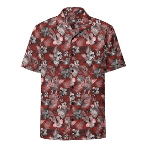 Op de afbeelding: Een rood, kort mouwig overhemd met knopen en een bloemenprint. De print bevat grijze en witte bloemen en bladeren.