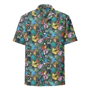 Op de afbeelding: Een kort mouw overhemd met knopen, een groene achtergrond en een kleurrijk bloemenpatroon. Het overhemd heeft een kraag en een knoopsluiting.