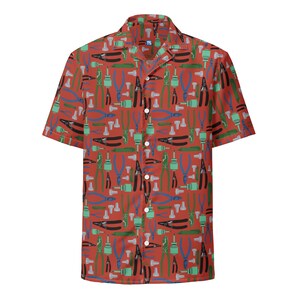 Op de afbeelding: Een rood, kort mouwig overhemd met knopen en een patroon van verschillende gereedschappen, waaronder tangen, schroevendraaiers en strippers.