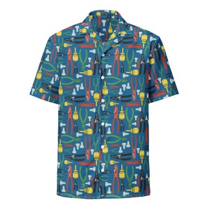 Op de afbeelding: Een blauw, kort mouwig overhemd met knopen en een patroon van verschillende gereedschappen, waaronder tangen, schroevendraaiers en kabeltangen.