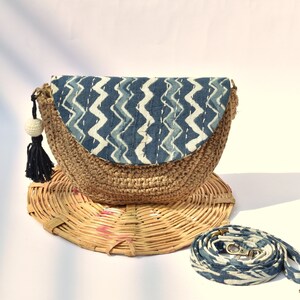 Kleine gehaakte Crossbody tas Sling Bag Over schouder portemonnee Boho tas Blue Block print tas stro Sling portemonnee
