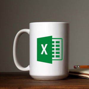 Op de afbeelding: Een witte keramische mok met een groen Microsoft Excel-logo dat op de voorkant is gedrukt.