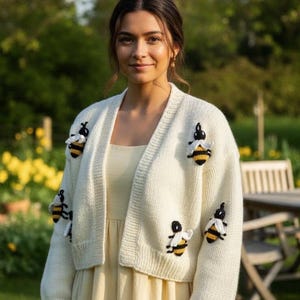 Handgefertigte Grobstrick-Bee-Strickjacke: Übergroßer Hummel-Pullover, Häkelarbeit