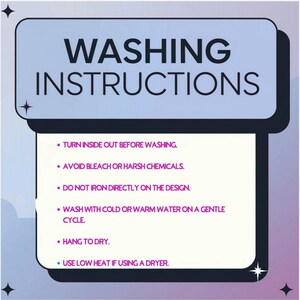Peut inclure: Un graphique avec l'inscription "WASHING INSTRUCTIONS" en gras. Il contient des instructions d'entretien : retourner &agrave; l'envers, &eacute;viter l'eau de Javel, ne pas repasser sur le motif, laver d&eacute;licatement, suspendre pour s&eacute;cher et utiliser une chaleur basse.