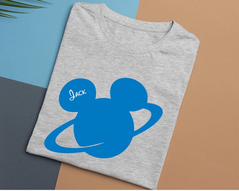 Peut inclure: T-shirt gris clair avec un motif bleu repr&eacute;sentant une t&ecirc;te de personnage de dessin anim&eacute; et le nom "Jack" en &eacute;criture blanche. Le motif comprend deux grands cercles et une ligne incurv&eacute;e.
