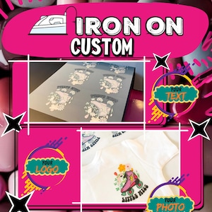 Peut inclure: Image promotionnelle pour les transferts thermocollants personnalis&eacute;s. Elle pr&eacute;sente une ic&ocirc;ne de fer &agrave; repasser blanc et le texte "IRON ON CUSTOM". Des exemples de transferts sont montr&eacute;s sur une feuille et appliqu&eacute;s sur un t-shirt blanc avec un motif de patins &agrave; roulettes.