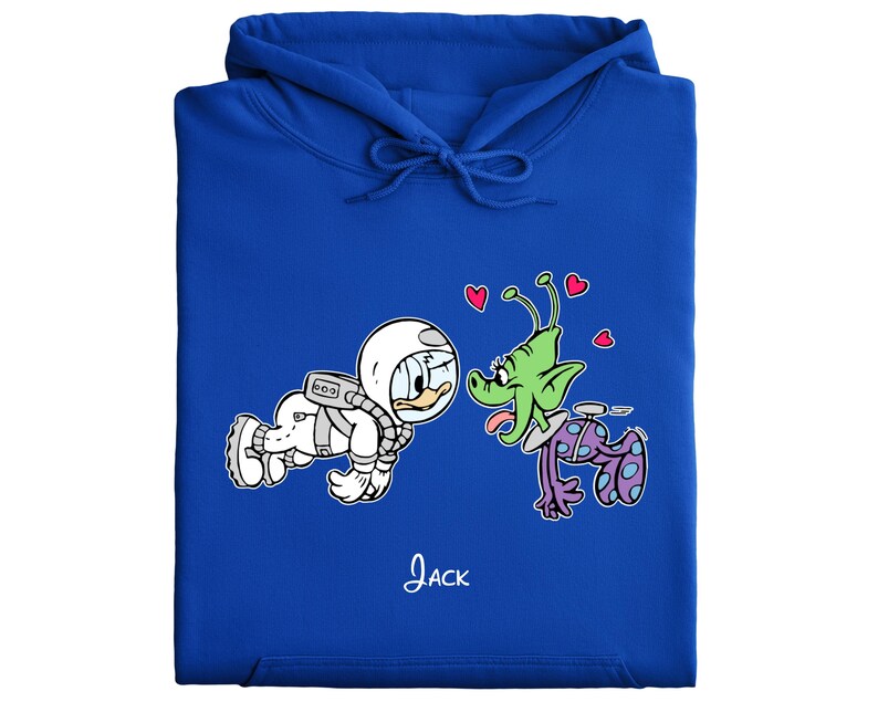 Peut inclure: Un sweat &agrave; capuche bleu roi avec une illustration de dessin anim&eacute; d'un canard astronaute et d'un extraterrestre vert avec des c&oelig;urs. Le mot "Jack" est &eacute;crit en cursive sous l'illustration. Le sweat &agrave; capuche a une capuche &agrave; cordon.