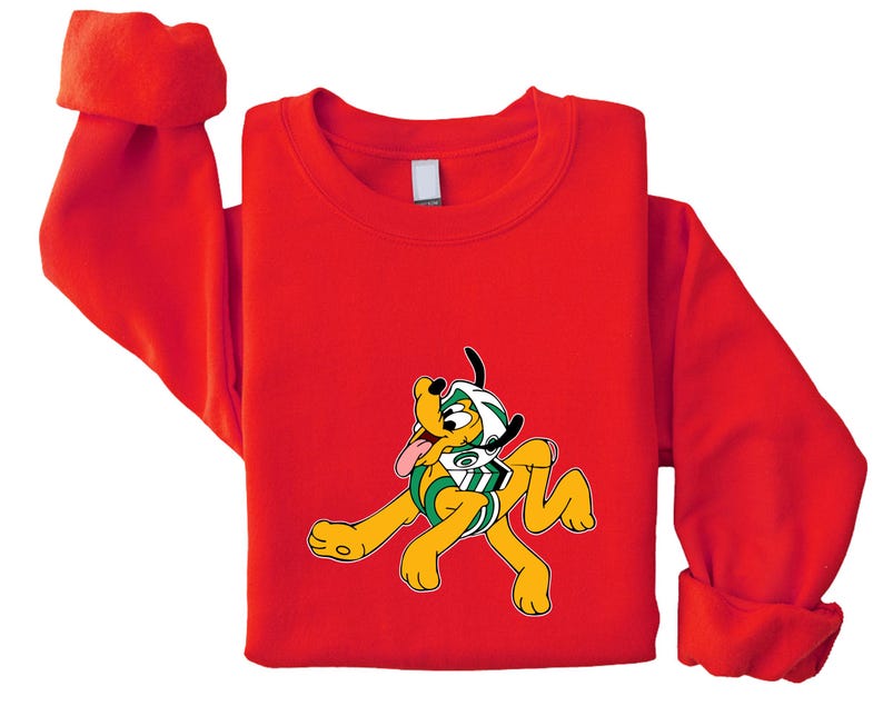 Peut inclure: Un sweat-shirt rouge avec un chien de dessin anim&eacute; portant un casque et un maillot de football. Le chien est jaune avec des oreilles noires et une langue rose. Le maillot est vert et blanc.