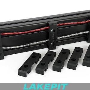 Puede incluir: Sistema de gestión de cables de metal negro con cables rojos y blancos. Incluye varios soportes de montaje negros y la palabra "LAKEPIT" en turquesa.