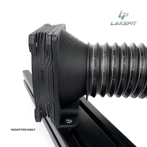 Peut inclure: Un adaptateur de ventilateur Enermax noir doté d'un cadre carré rigide avec des nervures verticales et un conduit circulaire flexible en accordéon s'étendant vers l'extérieur. L'élément est monté sur un rail en aluminium noir, texte ADAPTER ONLY.