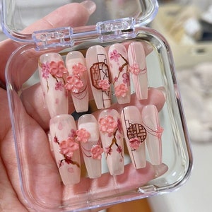 Unhas de pressão de primavera com flor de ameixa | Unhas de pétalas de flores | Unhas reutilizáveis com design de arte pintada à mão | Unhas postiças charmosas | Unhas premium chinesas | Presenteie-a